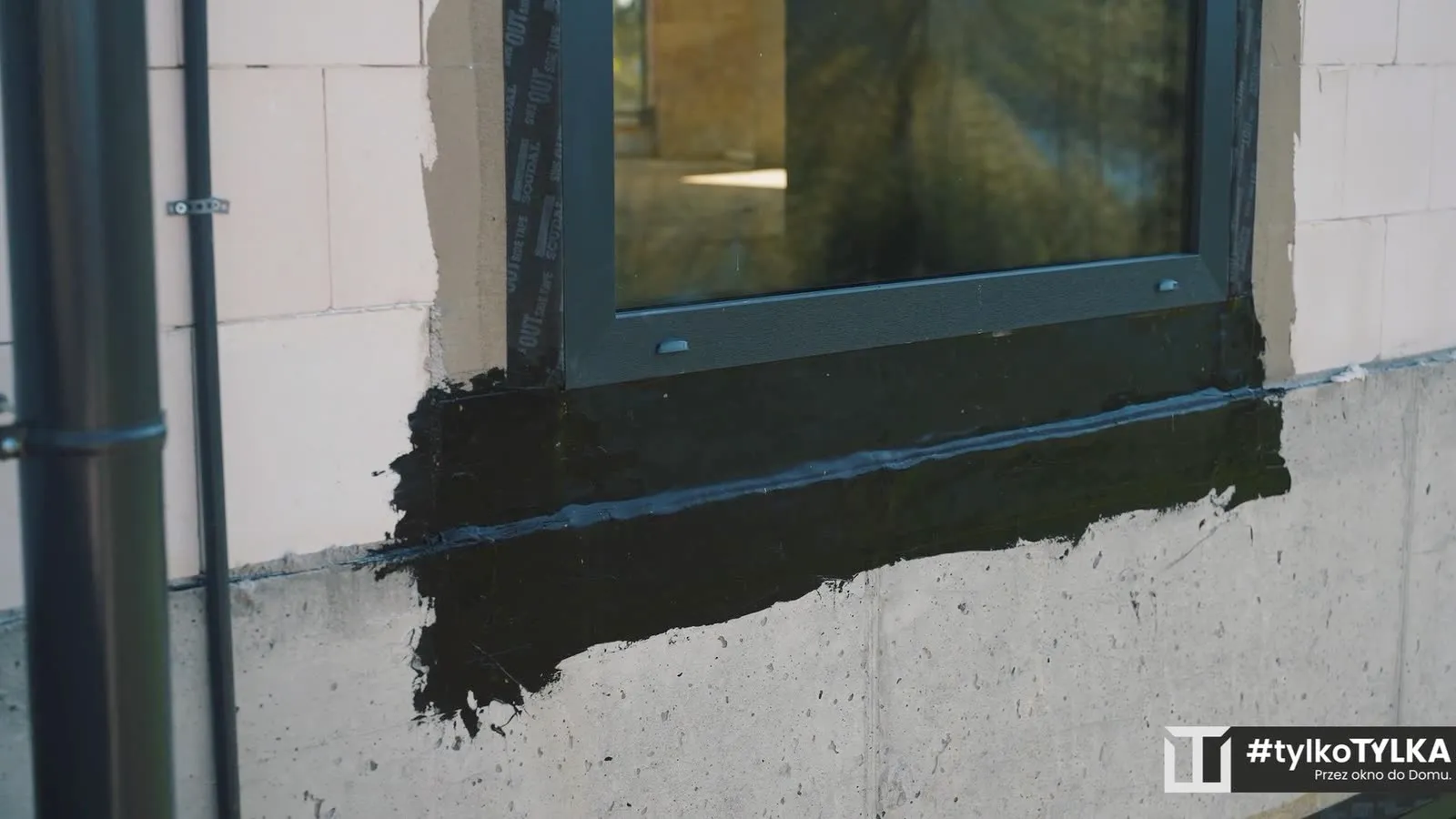 Hydroizolacja pod parapetem i taśma Soudal SWS, detal szczelnego montażu