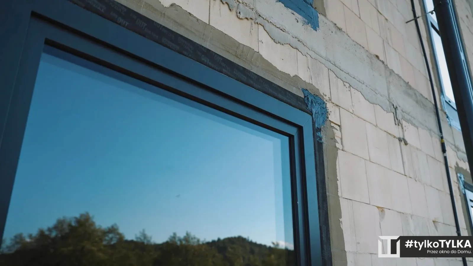 Narożnik okna z taśmą Soudal SWS, ciepły montaż w apartamentowcu