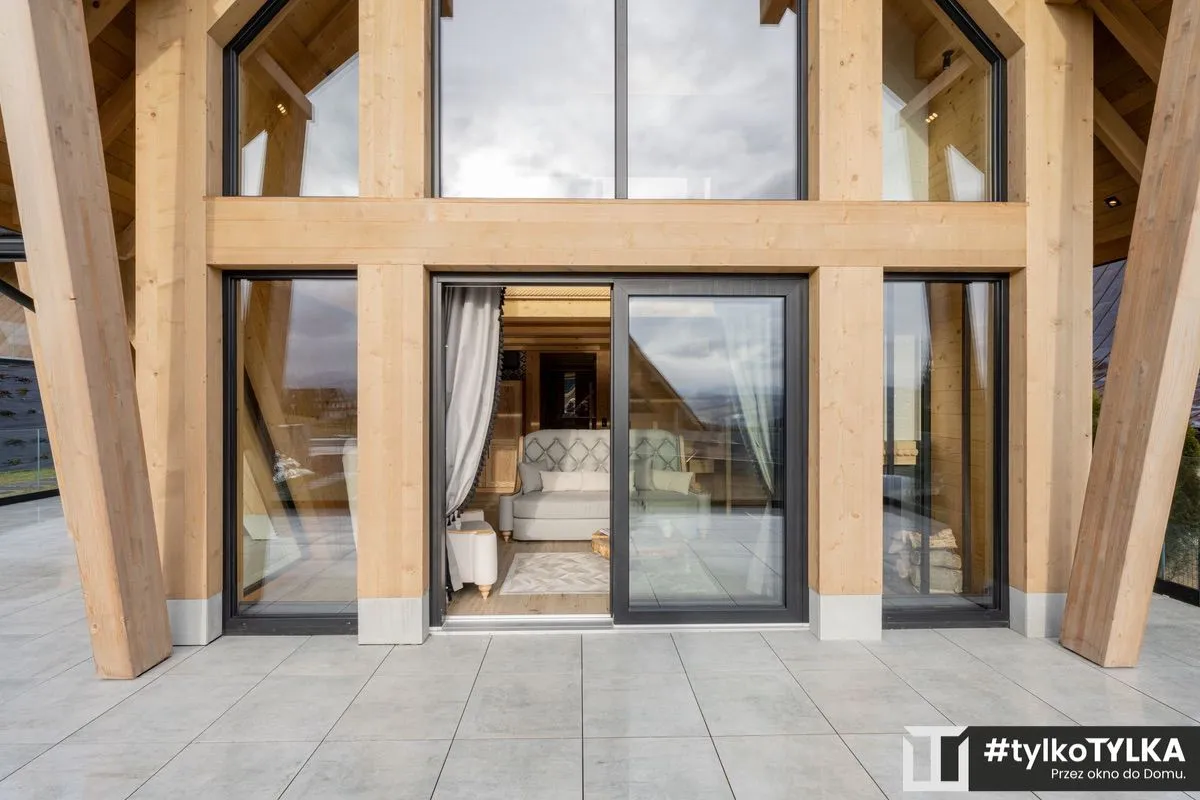 Nowoczesny chalet z czarną stolarką na Podhalu