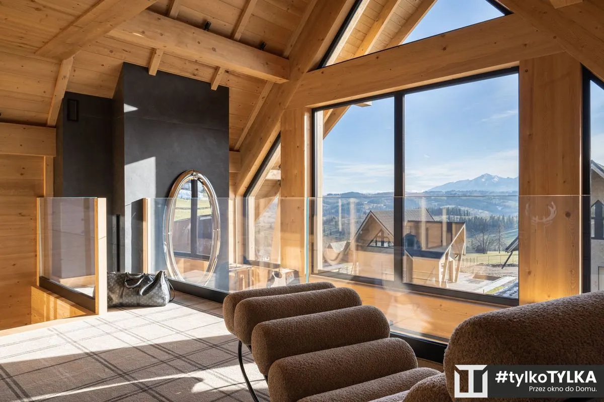 Góralski chalet, czerń i naturalne drewno