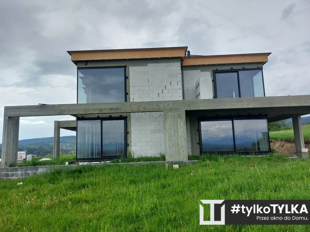 Elewacja domu w Nowym Targu, panorama Tatr odbita w oknach parteru