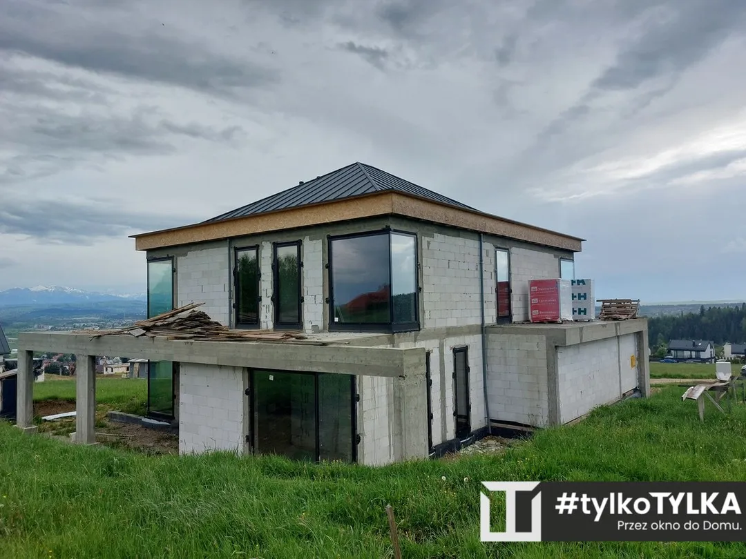 Piętro domu z przeszklonym narożnikiem, na horyzoncie Tatry, Nowy Targ