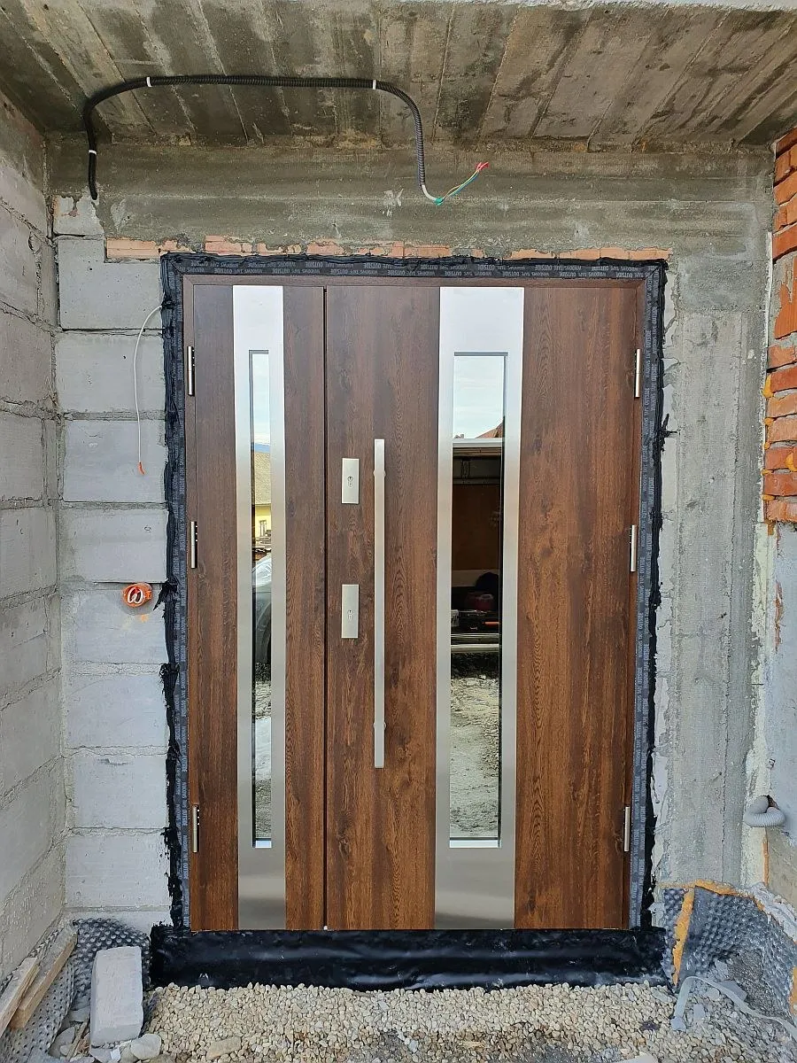 Montaż drzwi wejściowych w szczególe, realizacja TYLKA na Podhalu, zdjęcie 6