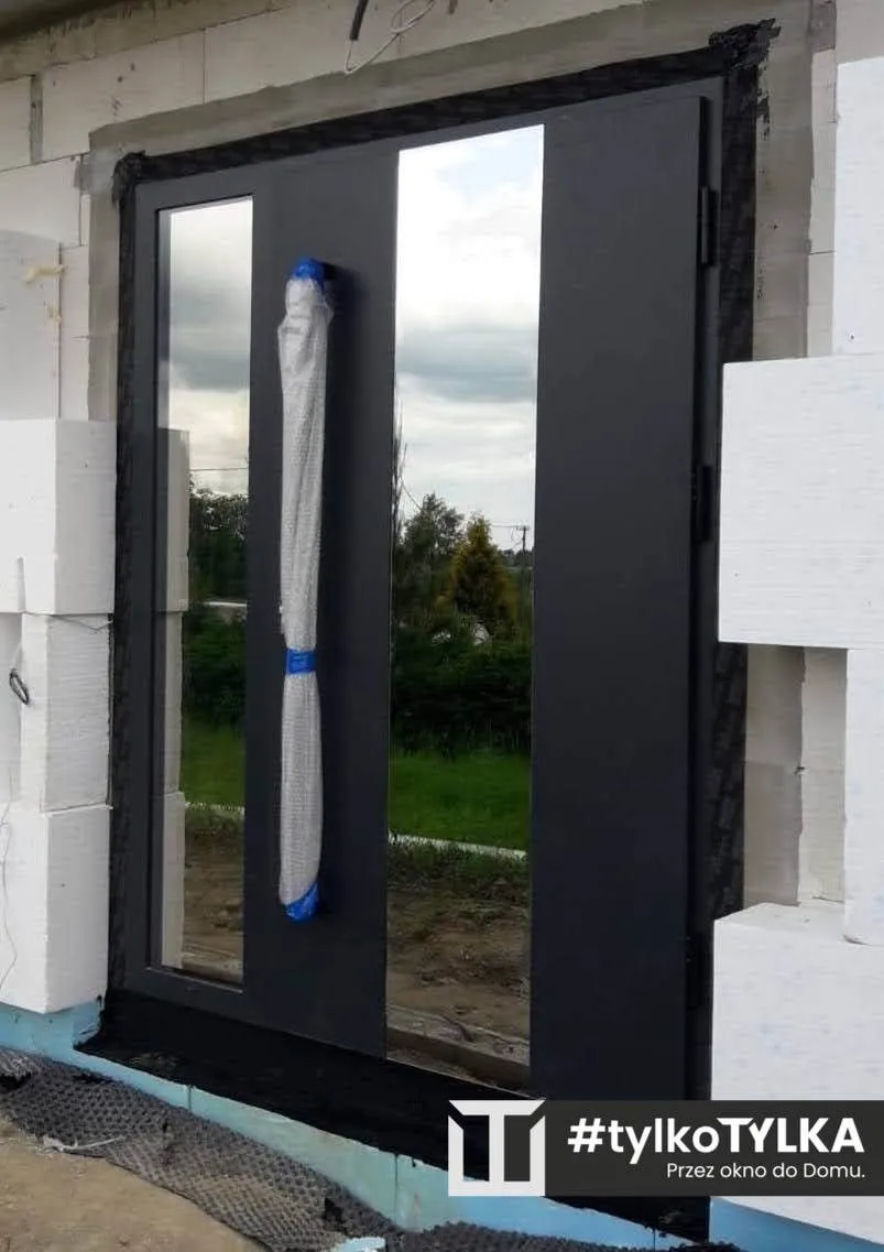 Montaż drzwi wejściowych w szczególe, realizacja TYLKA na Podhalu, zdjęcie 8