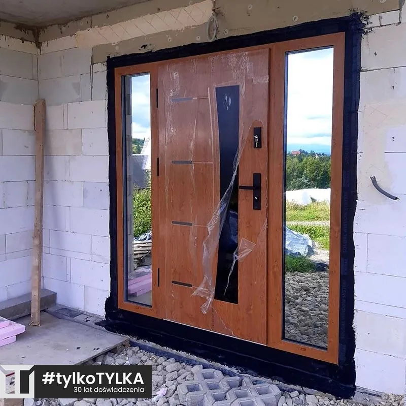 Montaż drzwi wejściowych w szczególe, realizacja TYLKA na Podhalu, zdjęcie 18