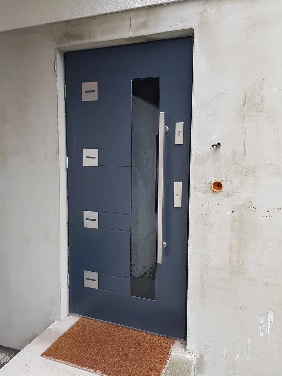 Montaż drzwi wejściowych w szczególe, realizacja TYLKA na Podhalu, zdjęcie 22