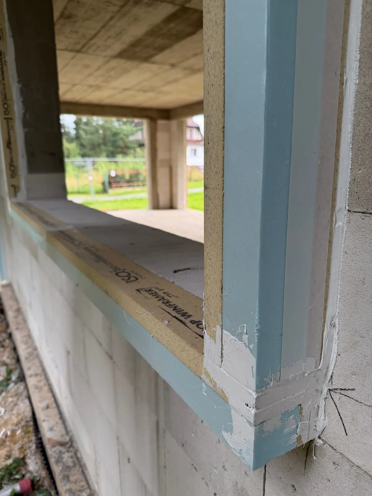 Dolne naroże belek Winframer pod otworem, belki połączone na wtyk, styk domknięty klejem
