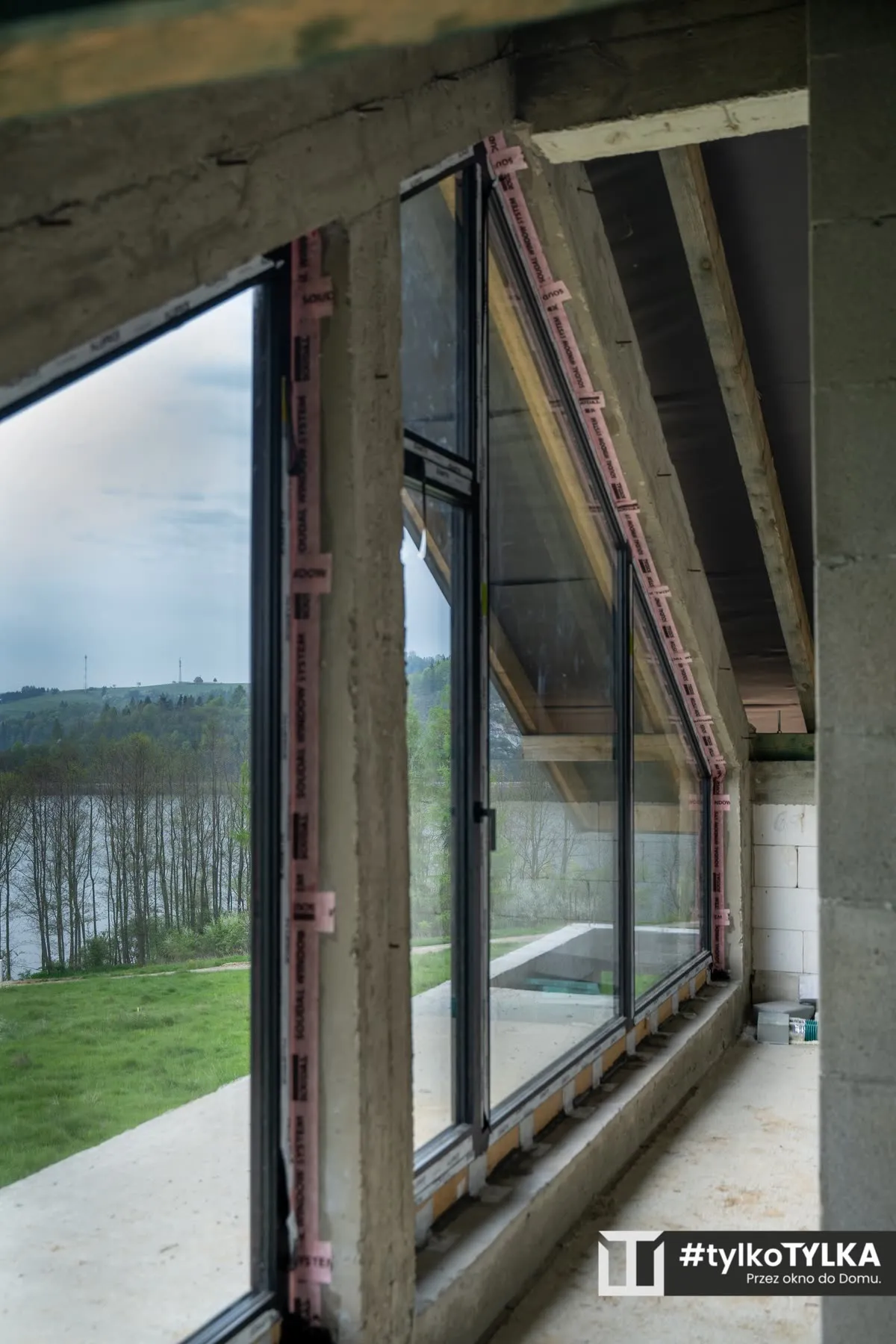 Pionowe ujęcie skośnego przeszklenia z taśmami Soudal Window System