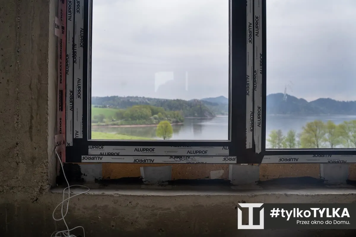 Okno aluminiowe Aluprof z panoramą Jeziora Czorsztyńskiego