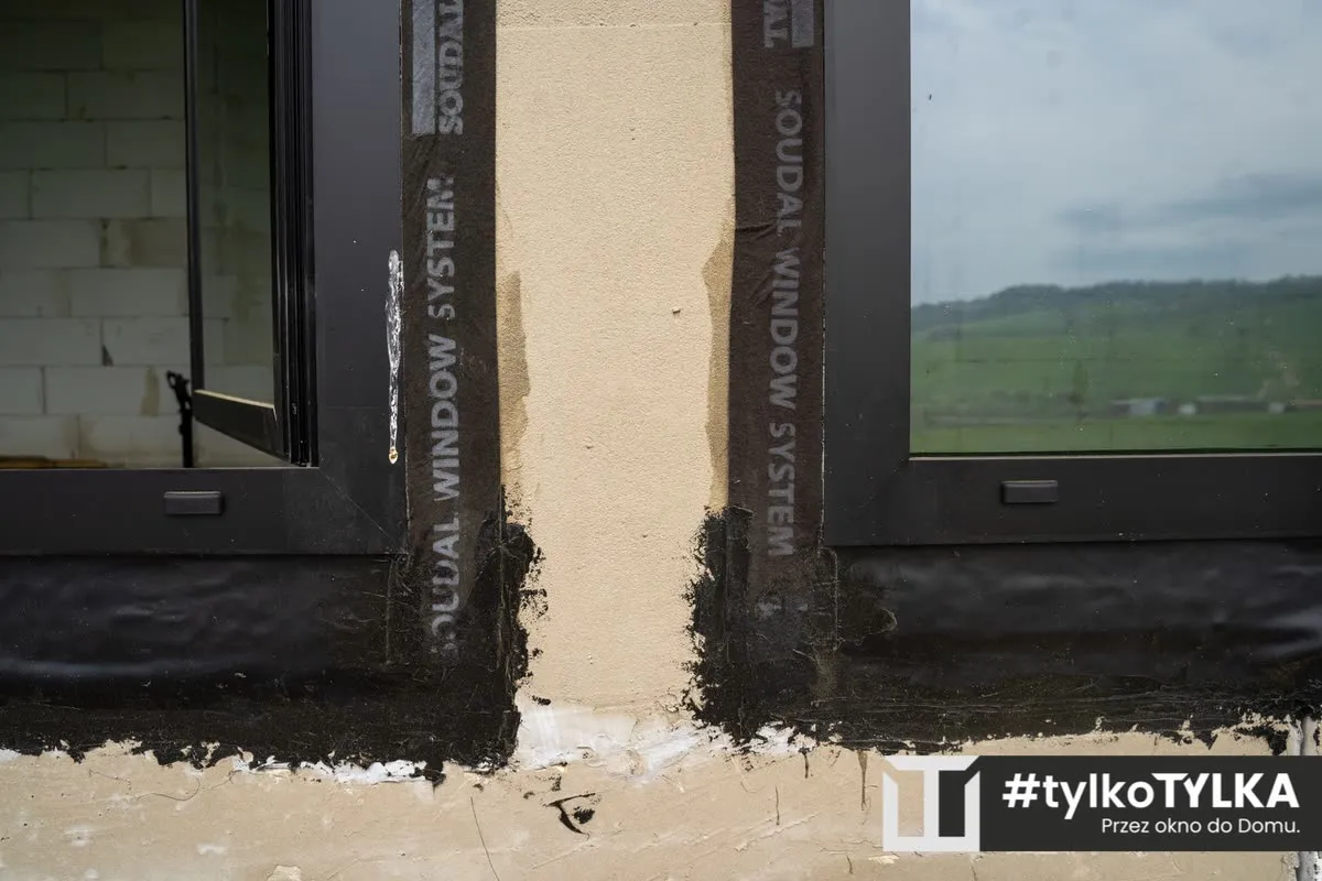 Uszczelnienie słupka taśmami Soudal Window System, detal ciepłego montażu
