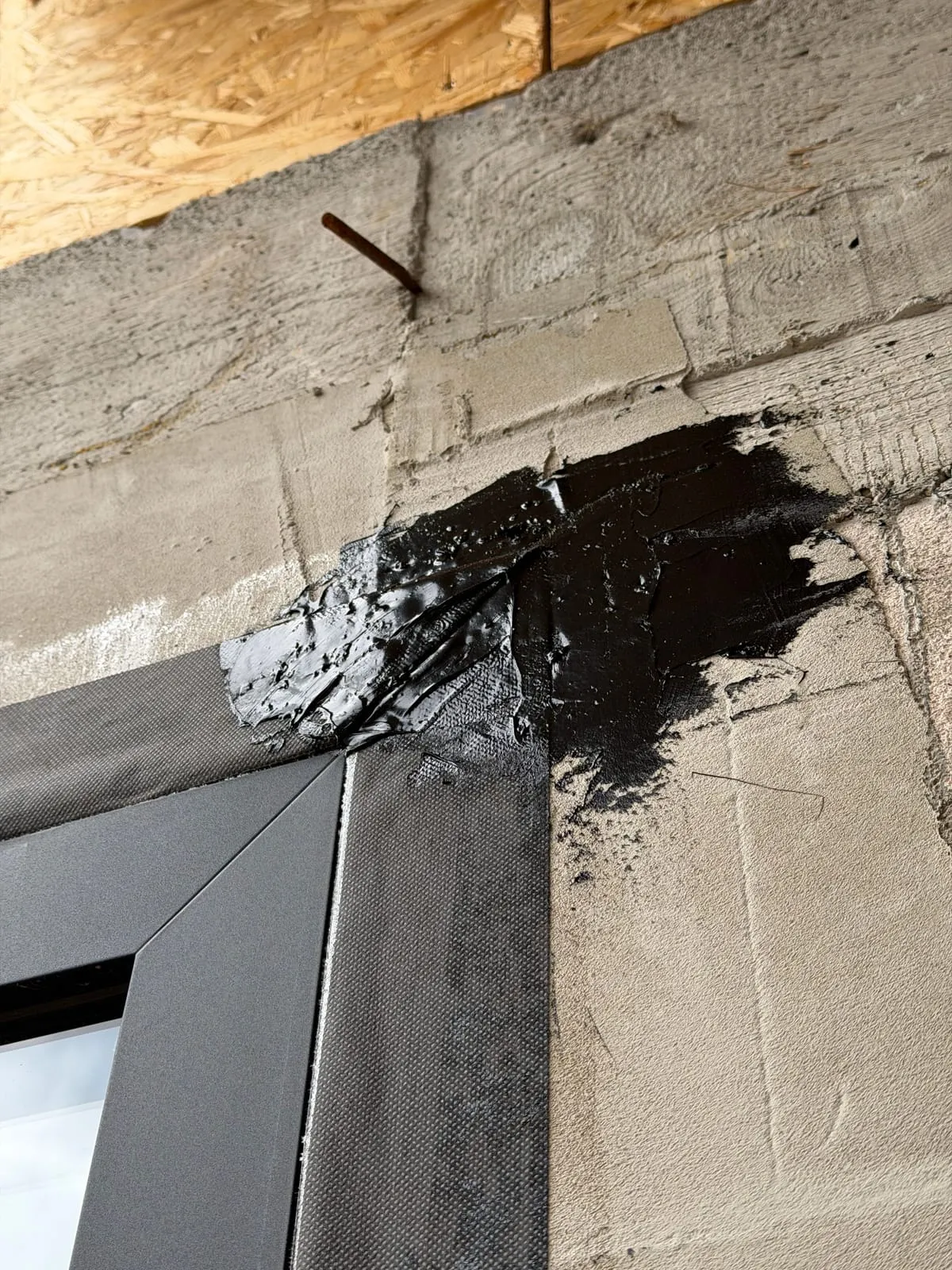 Górny narożnik okna z płynną hydroizolacją, ciepły montaż w Czarnym Dunajcu