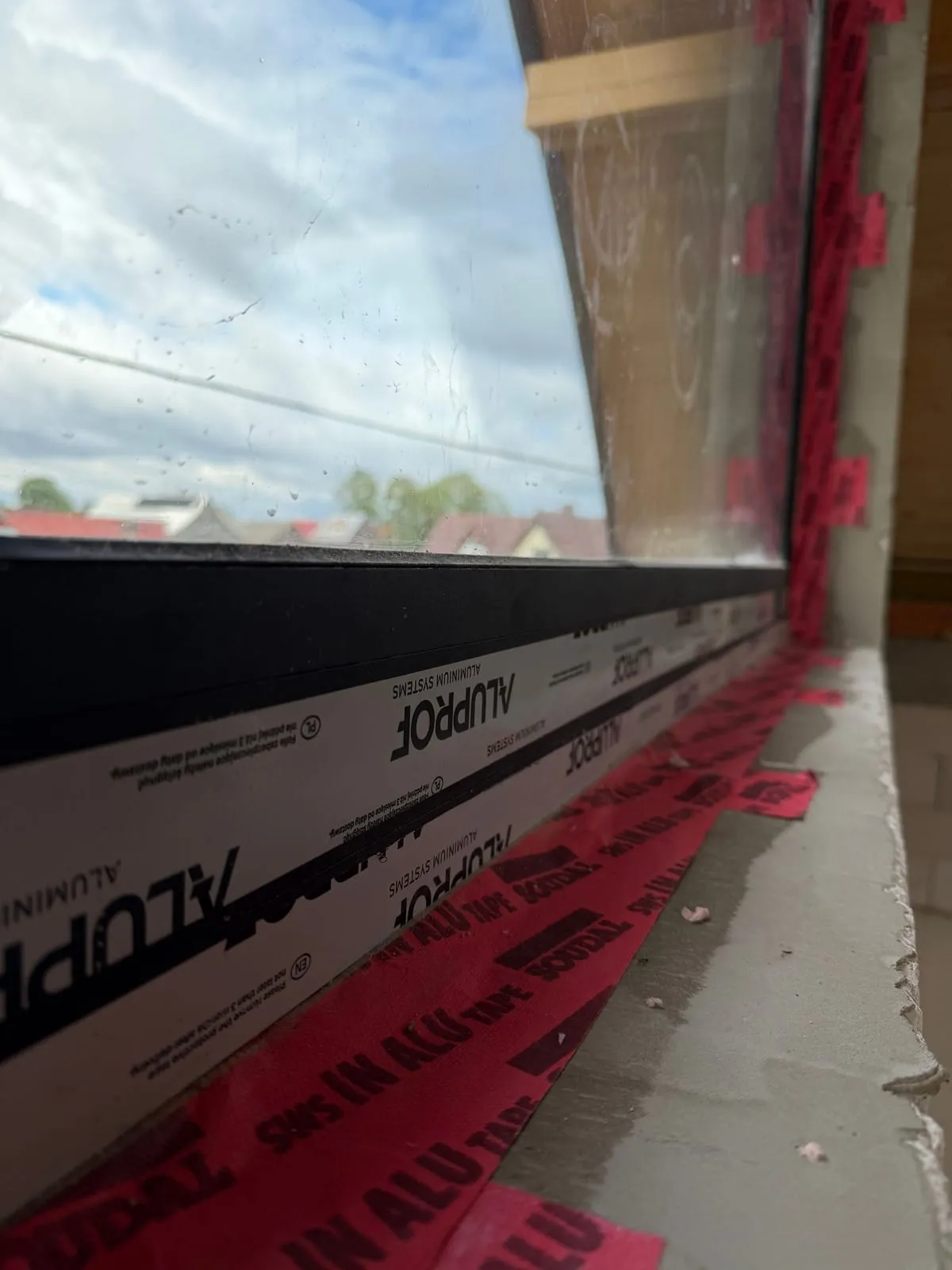 Wewnętrzna taśma paroszczelna Soudal SWS Basic Plus Inside wzdłuż dolnej krawędzi okna