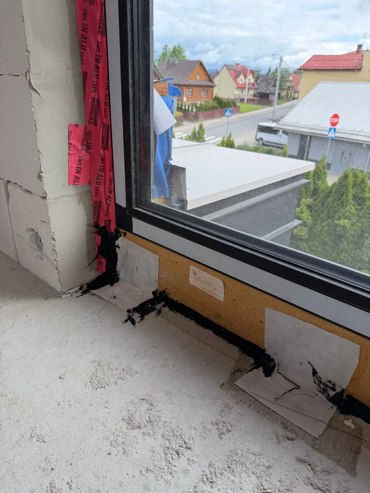 Okno na poddaszu od wewnątrz, ościeże z taśmą paroszczelną przed obróbką