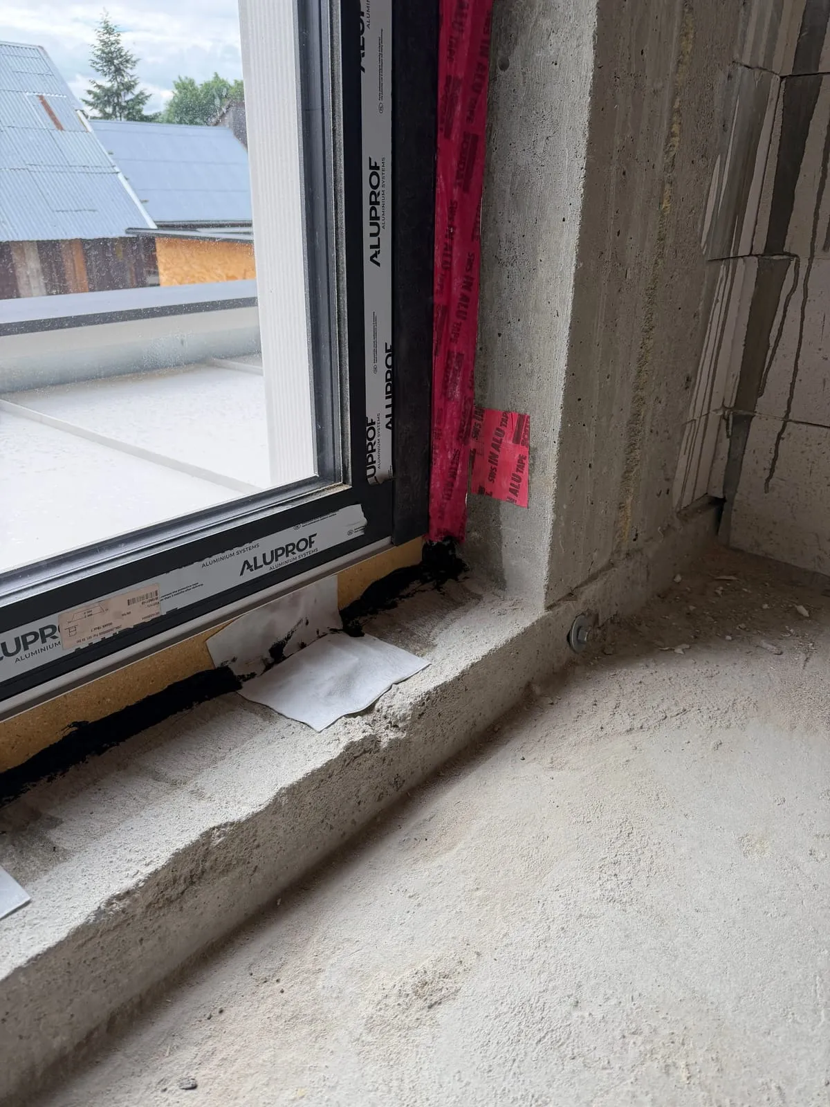 Próg okna od wewnątrz z taśmą paroszczelną, przed wylewką i parapetem