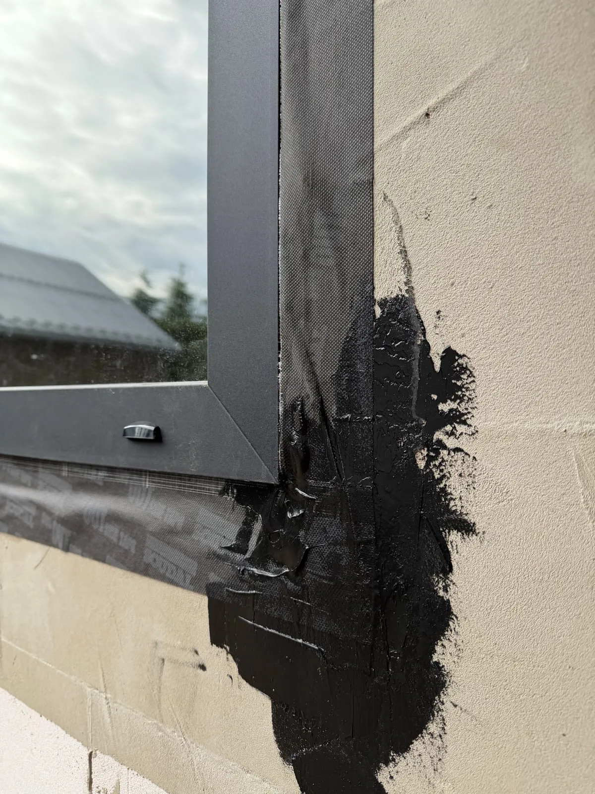 Zewnętrzny narożnik okna zabezpieczony płynną hydroizolacją
