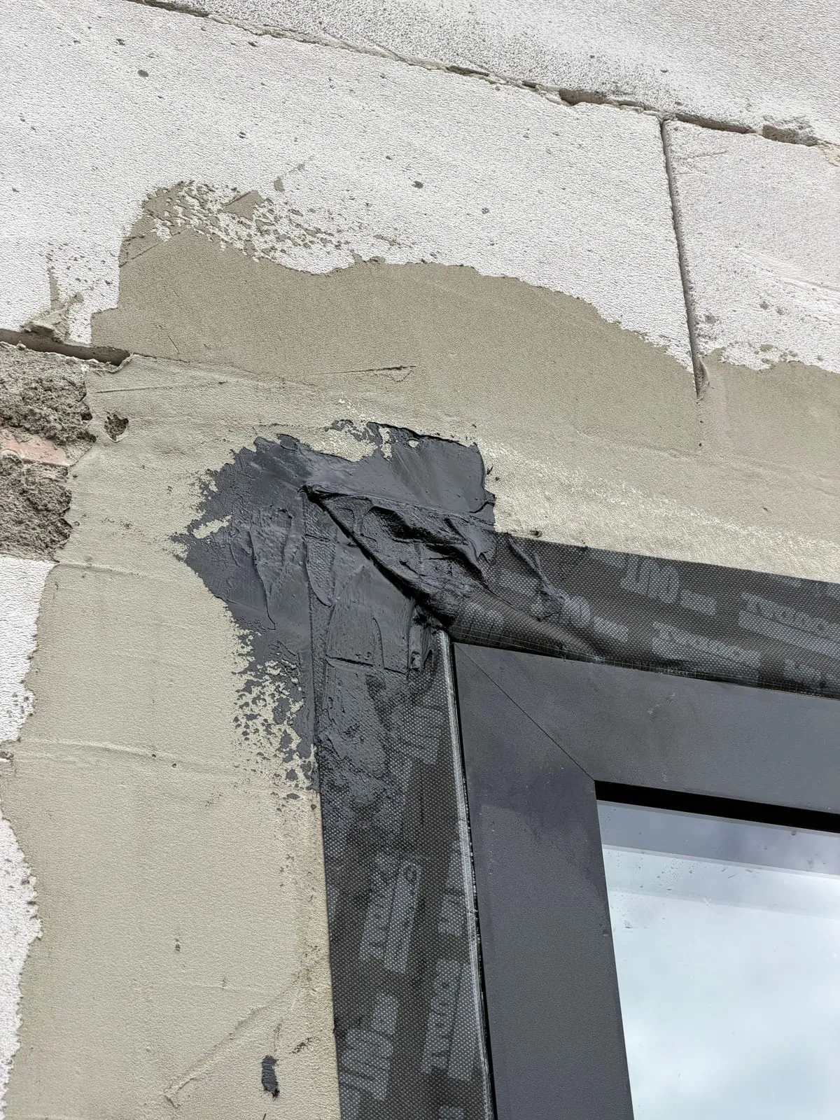 Górne naroże ościeża z hydroizolacją na styku ramy z murem