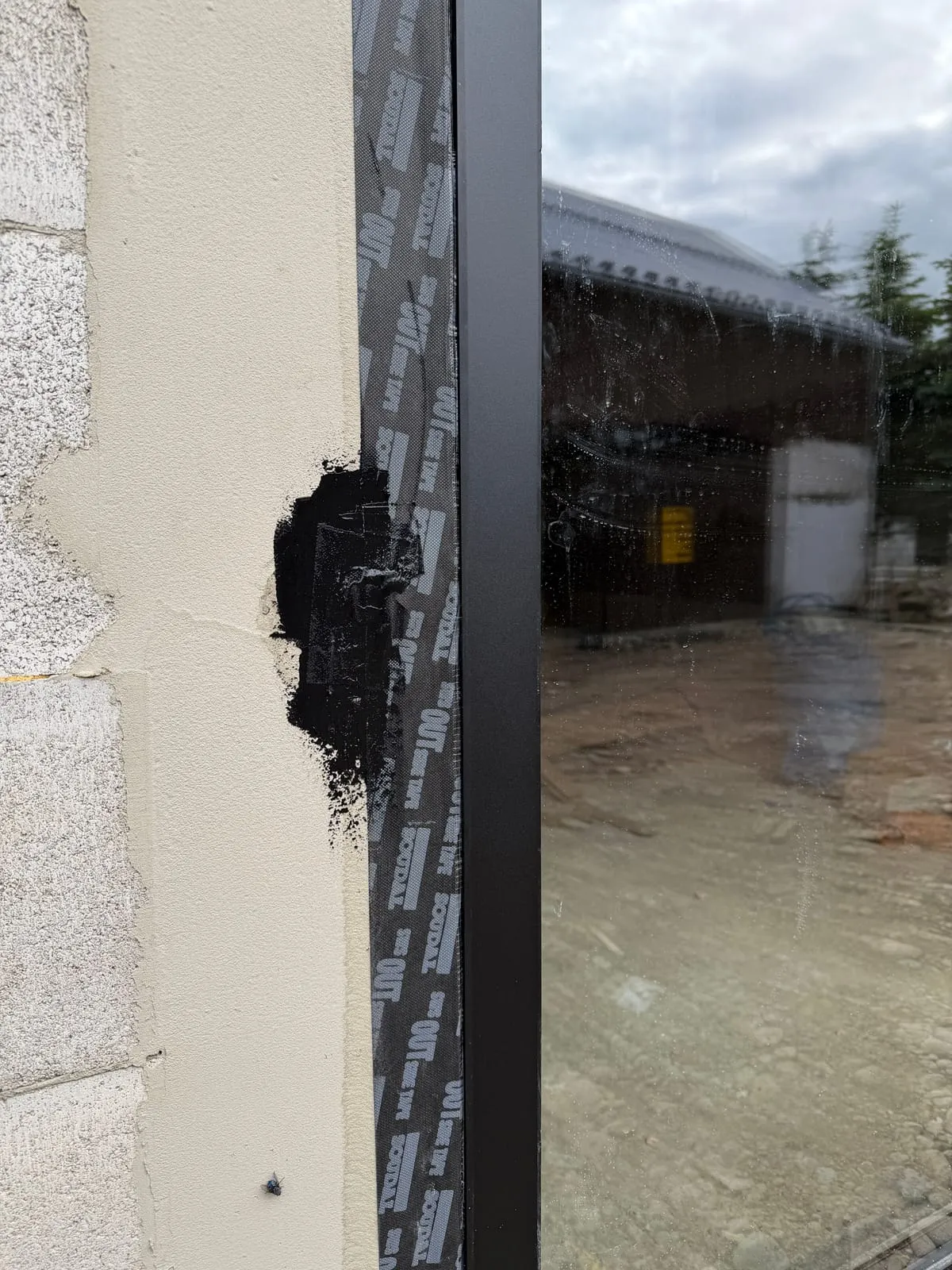 Boczne ościeże okna od zewnątrz z płynną hydroizolacją