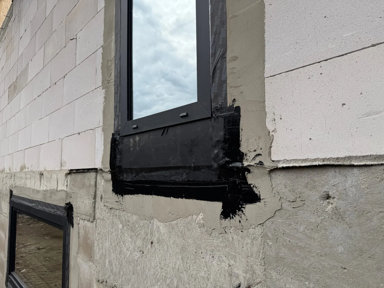 Okno z hydroizolacją progu i ościeży od zewnątrz, ściana z bloczków