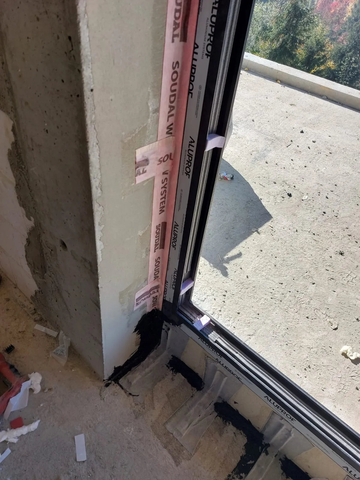 Narożnik okna aluminiowego na belce Winframer, taśma Soudal SWS na styku ramy z belką