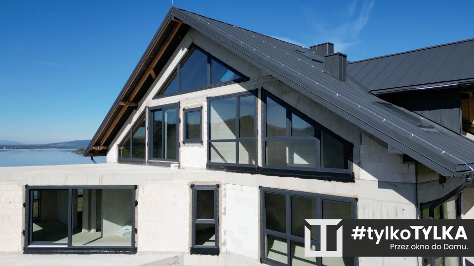 Ciepły montaż okien Soudal SWS - widok od zewnątrz na budynek podczas montażu w Czarnym Dunajcu