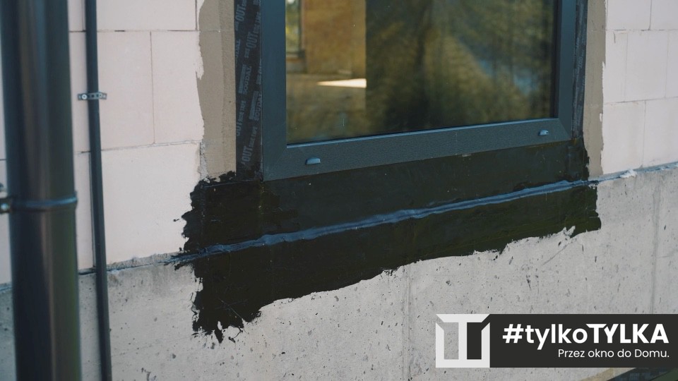 Podwalina Purenit i zewnętrzna membrana EPDM w montażu okien systemem Soudal SWS